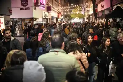 Rosario: la peatonal Córdoba se cortó a las 18 y a las 24 todavía había gente