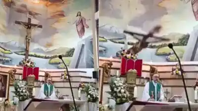 La cruz se desprendió en plena misa y el sacerdote cayó sin vida frente a los fieles