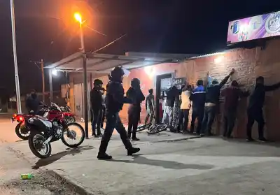 A las 5 de la mañana, la Policía rodeó el kiosco del barrio Yrigoyen: adentro había 12 personas y un chico de 12 años