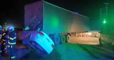 Manejaba un camión brasileño por la Ruta 40 y giró en U: lo que pasó después dejó dos heridos