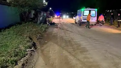 Perdió el control en la calle 300 y la camioneta terminó contra un paredón: quiénes iban arriba