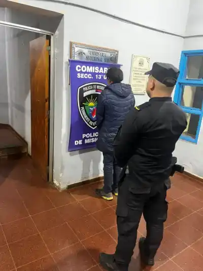Merodeaba autos en la madrugada: lo que le encontraron en el bolsillo lo delató