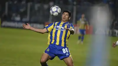 Central fue a Tucumán sin su ancla en el medio y Almirón metió un uruguayo que lo sacó del apuro