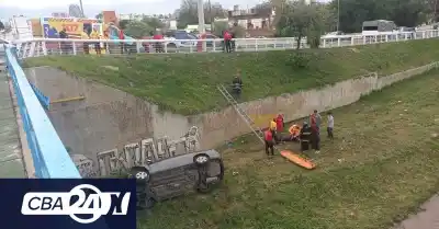 Cayó en auto desde el puente Dorrego: quién era la conductora que rescataron del río