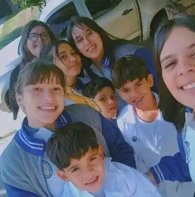 Adoptó tres hermanas, y cuatro años después volvió a la carga con otros cuatro hermanos