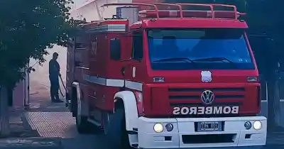 Sonaron las alarmas en una finca de Ugarteche: adentro había seis tractores y un depósito en llamas