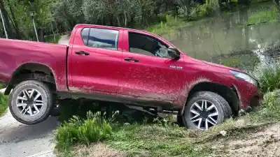 Se durmió al volante, la Hilux quedó colgando de una barranca y una prueba lo complicó