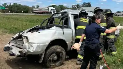 Volcó en la "ruta de la muerte" con su camioneta: quiénes eran los dos que no lograron salir