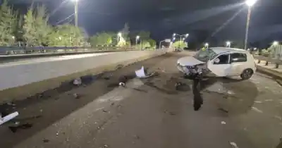 Se quedó dormido al volante en el Acceso Este y lo que encontraron en el auto lo complicó