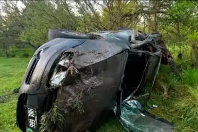 Iba por el camino de ripio y quiso esquivar un pozo: cómo terminó el Gol