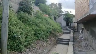 La escalera que usan los abuelos del barrio Belgrano: sin barandas, a oscuras y con un desagüe que ya es criadero de mosquitos