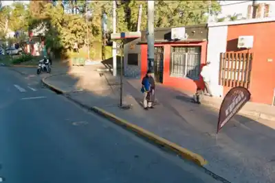 Esperaba el colectivo en Paraná, le arrebataron la mochila y las cámaras lo siguieron hasta un lugar inesperado