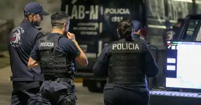 Vecinos llamaron al 911 a la 1:40 y se toparon con un hombre de 51 años tirado en la calle