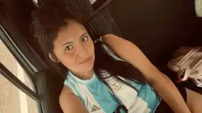 Iba en su moto a dirigir un partido amateur y terminó contra un poste de luz