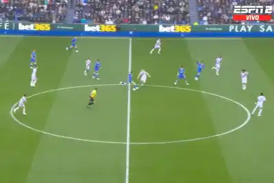 Le pegó desde la mitad de la cancha y el arquero argentino no pudo hacer nada: el golazo que ya piden para el Puskas