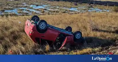 Perdió el control en la Ruta 27 y el auto terminó con las ruedas para arriba en una hondonada anegada