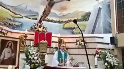 Una cruz gigante se desplomó en plena misa y el sacerdote no sobrevivió