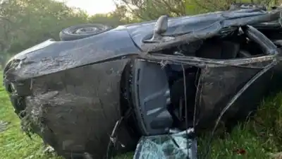 Iba por un camino de ripio, quiso esquivar un pozo y el auto terminó dado vuelta