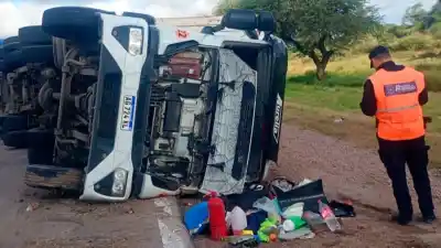 Un camión con semirremolque volcó en la Ruta Nacional 34: el conductor reveló qué transportaba