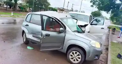 El Fiat Uno quedó destrozado de un lateral: lo que hallaron dentro del auto conmocionó a los bomberos