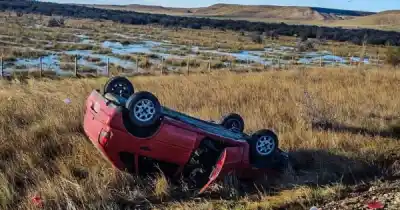 Volcó en la ruta 27 y su auto quedó panza arriba en una zona anegada