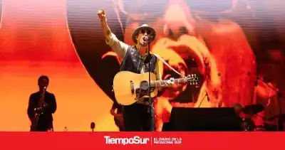 Abel Pintos cantó gratis en El Calafate: el motivo que reunió a miles en el Anfiteatro del Bosque