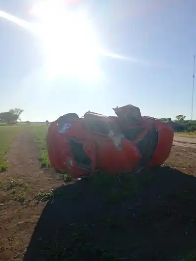 Volvía de Du Graty por la Ruta 95: un perro se le cruzó y el Gol terminó dado vuelta