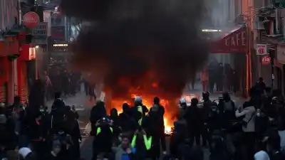 París arde por segundo día: saqueos, heridos y un dato que complica a Macron