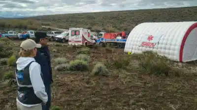Se lo tragó el arroyo crecido: 100 rescatistas y buzos en apnea buscan al gendarme en Las Lajas
