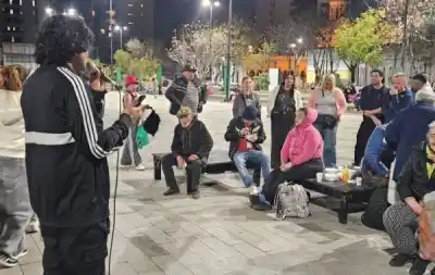 En Lomas una cena mensual reúne a 100 vecinos: el menú que nadie espera