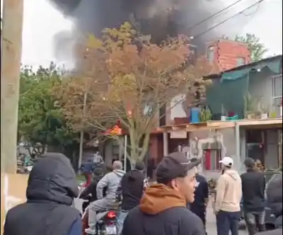 Villa Fiorito: el fuego arrasó una casa y varias dotaciones lucharon contra las llamas