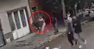 Una adolescente apuñaló a un compañero en la puerta del colegio y lo que hizo después dejó a todos en shock