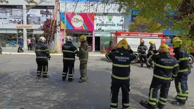 Dejaron todo en pleno domingo: 12 bomberos y cuatro dotaciones contra un incendio en Trelew