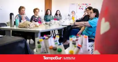 La charla de cáncer de mama que terminó con tijeras y una merienda para las madres
