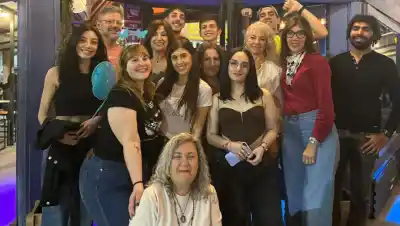 Aprendió inglés entre cervezas en Neuquén: quiénes se suman a las mesas que ya son un fenómeno
