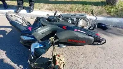 Dos motos chocaron en la Capital: a uno no pudieron hacerle el test por una lesión en la mandíbula