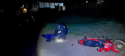 Volvían de madrugada por la ruta 4 y la moto terminó fuera de control: uno de ellos con fractura de cráneo