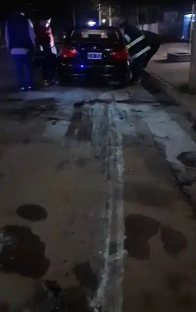 Le avisaron que salía fuego de abajo del auto y no pudo abrir el baúl
