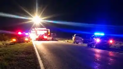 Volvían de cambiar la rueda cuando una camioneta los embistió: dos hermanos entre las víctimas