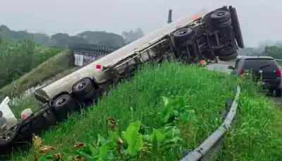 Volcó un camión cisterna en la autopista a Famaillá y 16 horas después seguía ahí: la escena que nadie explica