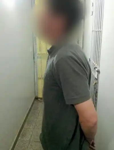 Fue a la casa de su expareja, atacó a un amigo de ella y la policía lo encontró en un lugar inesperado