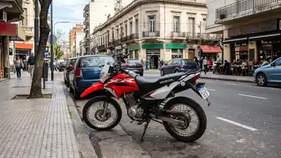 Le robaron la moto en La Paternal, el seguro se negó a pagar y la Justicia le dio un giro al caso
