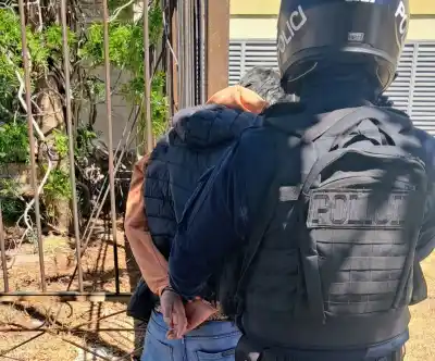 Dos hombres abrieron un auto con un inhibidor, pero la fuga terminó contra una moto policial