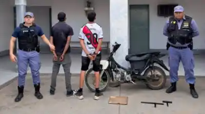 Salieron a amenazar a una familia en moto: lo que llevaban encima los delató