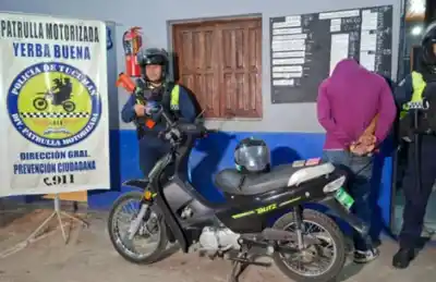 Lo que llevaba en la moto hizo que la policía lo siguiera hasta detenerlo