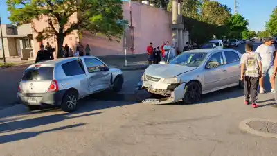 Chocaron en 23 y 30, revisaron al conductor en el lugar y una decisión médica lo terminó llevando al hospital