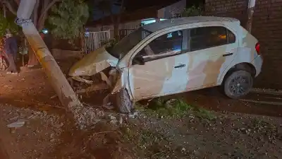 Iba por Buenos Aires, perdió el control y terminó a centímetros de una casa: qué encontraron los vecinos
