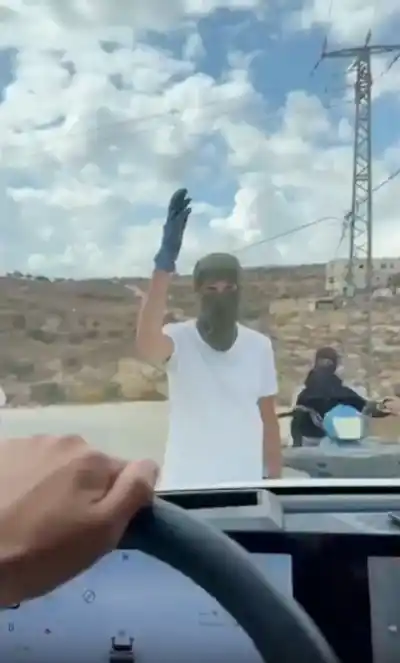 Un alcalde francés de 78 años fue golpeado con barras de hierro en Cisjordania: la UE y EE.UU. no lo dejaron pasar