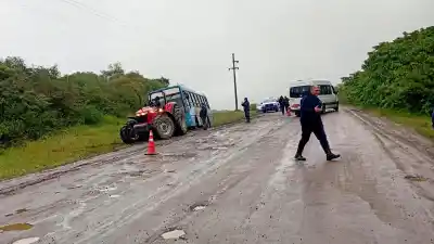 El bache que casi termina en desastre: el colectivo quedó atrapado en el barro y los vecinos salieron a rescatar a los pasajeros