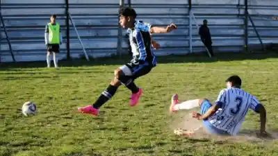 Peñarol ganaba el clásico en Pirola, pero en tres minutos la V Azulada lo dio vuelta